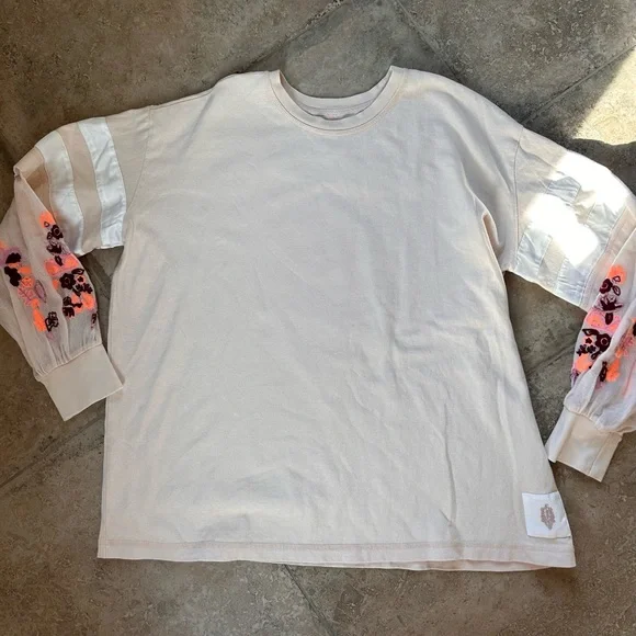 Gorgeous Oversized Pale Pink/Cream Graphic with Embroidery. - Picture 6 of 8